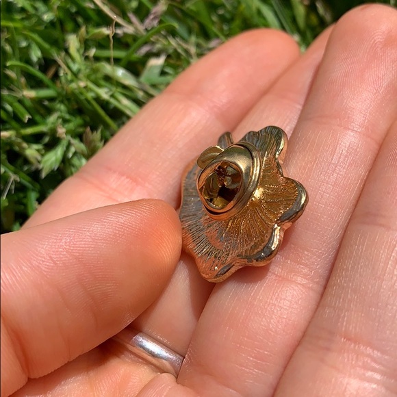 ⭐️3/$20⭐️ Egg pin - Picture 3 of 3